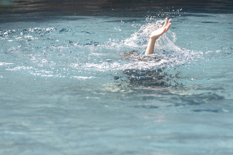 how-do-you-minimise-the-risk-of-drowning-while-swimming